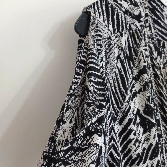 PETER NYGARD black & white cold-shoulder blouse. Button close. Size 6. NWT - Picture 3 of 16